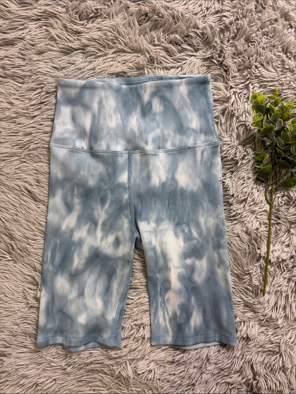 Carbon 38 High-Rise Tie-Dye Ribbed Bike Shorts in Blue/White size S